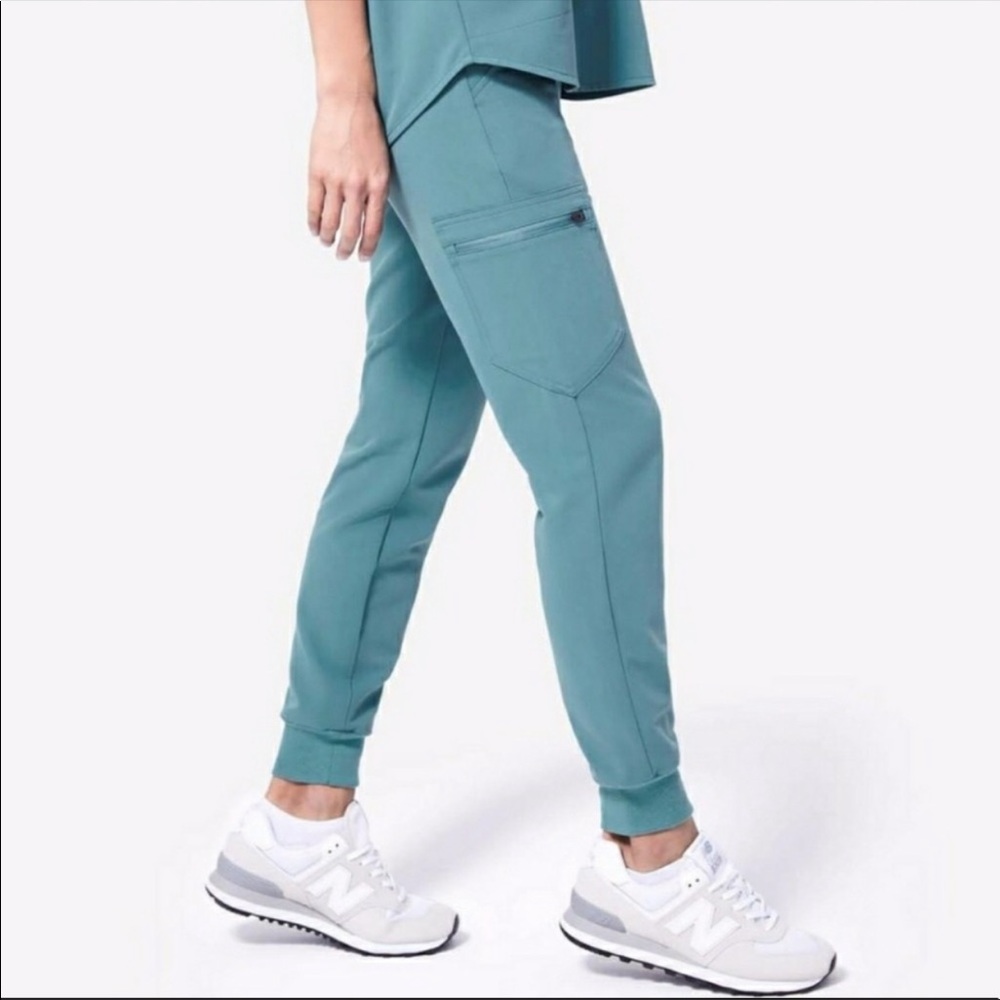 ISO MULTIPLE FIGS SCRUBS COLORS IN XS
